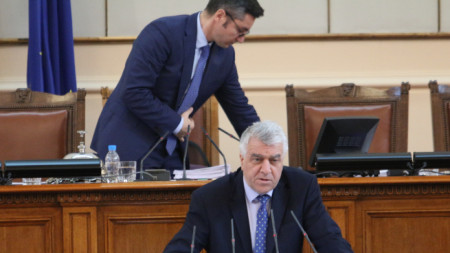 Румен Гечев говори от трибуната на Народното събрание