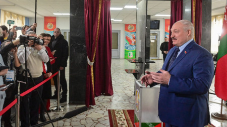 Президентът на Беларус Александър Лукашенко говори пред журналисти, след като гласува на референдума за конституционни поправки в неделя.