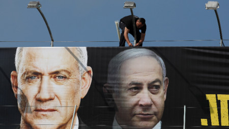 Предизборен банер с Бени Ганц (вляво) и Бенямин Нетаняху.