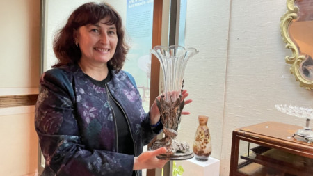 Етнологът Искра Тодорова с вазата на Емил Гале