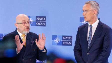 Генералният секретар Йенс Столтенберг (вдясно) и министърът на отбраната на Украйна Олексий Резников, съвместно изявление в рамките на съвета на министрите на отбраната на НАТО в Брюксел, Белгия, 15 юни 2023 г.
