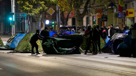 Поддръжници на политическата партия Шор влязоха в сблъсъци с полицията, опитвайки се да монтират палатки, за да блокират главна улица mf l,e;e на протеста в Кишинев, 28 октомври 2022 г.
