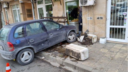 Кола с ямболска регистрация се вряза в зеленчуков магазин в Бургас. Няма пострадали, но щетите по магазина и по автомобила са големи.
