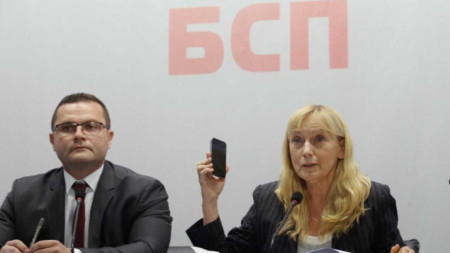 Елена Йончева показа оригиналния запис по аферата „Ало, Банов съм“. Тя показа и мобилния телефон, с който е бил направен записът.
