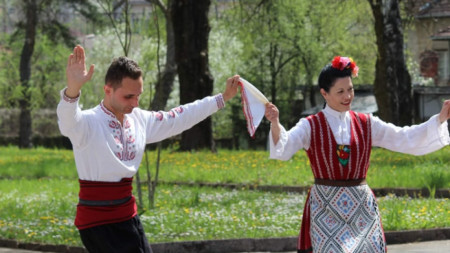 Николай Корчев е ръководител създател и хореограф на най големия фолклорен