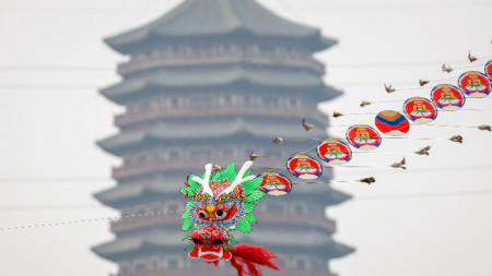 Хвърчило в образа на дракон, символът на Китай, лети близо до пагода, архив.