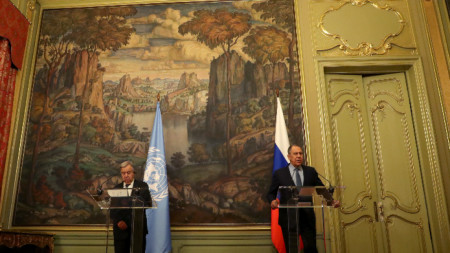 Лавров (вдясно) и Гутериш на съвместната пресконференция след разговорите им в Москва, 26 април 2022 г. 