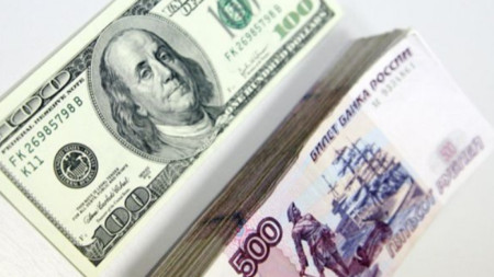 Рублата поевтинява а руските фондови индекси отчитат спад тъй като