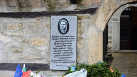 Паметна плоча на Васил Левски бе открита на входа на църквата 