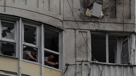 Следователи работят в жилищна сграда в Москва, атакувана с дрон, 30 май 2023 г.