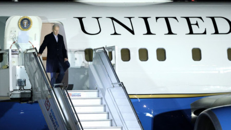 Джо Байдън слиза от  президентския самолет 