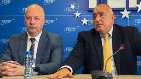 Лидерът на ГЕРБ Бойко Борисов (вдясно) и премиерът Росен Желязков на заседание в централата на партията - 17 октомври 2025 г. 
