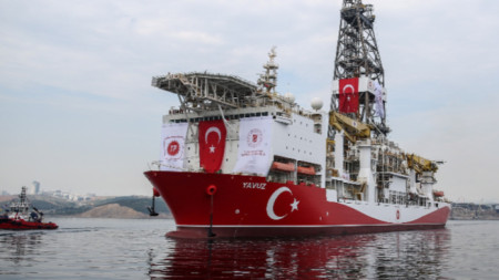 Турският сондажен кораб - „Явуз”, който ще започне проучвателно пробиване за газ край Кипър