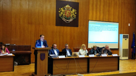 Кметът на Велико Търново Даниел Панов говори пред общинските съветници
