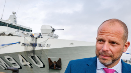 Министърът на отбраната на Белгия Тео Франкен на фона на кораба за противоминно действие на белгийския флот  M940 Oostende, в Зебрюге, Белгия, 3 ноември 2025 г.