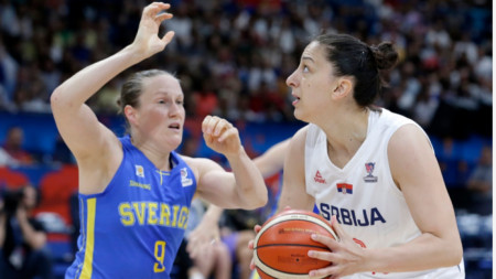 Йелена Брукс (с топката) отбеляза 11 точки за Сърбия срещу Швеция.