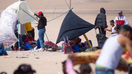Стотици мигранти са блокирани на границата между Перу и Чили.