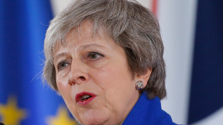 Британският премиер Тереза Мей обяви в Камарата на общините, че насроченият за утре вот за сделката ѝ с Евросъюза за Брекзит се отлага