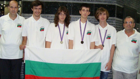 Александър Кръстев (вторият отдясно наляво) с българския отбор по информатика.