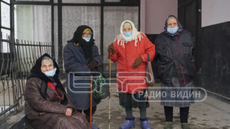 Пенсионери чакат за пенсиите си в Раброво. 