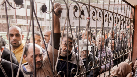Гласоподаватели са се наредили на опашка пред изборна секция в столицата Кайро - 10 декември 2023 г.