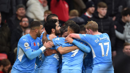 Футболистите на Манчестър Сити ликуват, след като Бернардо Силва отбеляза втолия гол срещу Манчестър Юнайтед