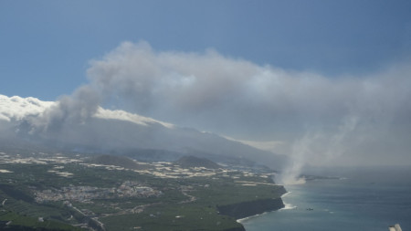 Лавата от вулкана Кумбре Виеха на канарския остров Ла Палма