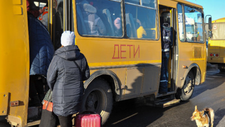 Жители на самопровъзгласилата се Донецка народна република се качват в автобус за влизане в Русия на пункта „Матвеев курган“ в Ростовска област, Русия, 19 февруари 2022 г.