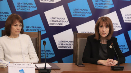 Председателят на ЦИК Камелия Нейкова (вдясно) и говорителката Росица Матева