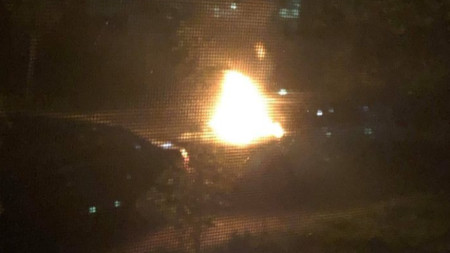 Пламъци върху капака на личния автомобил на кмета на община Козлодуй Маринела Николова.