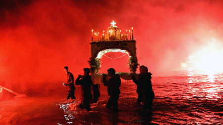 Ритуал на Разпети петък - на плажа Толо, източен Пелопонес, Гърция, 14 април 2023 г.