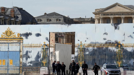 Френската полиция охранява входа на двореца 