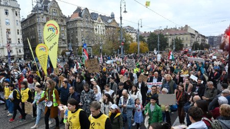 Демонстрация в знак на солидарност със студенти и учители, настояващи за по-високи заплати и по-добри условия на труд, Будапеща, Унгария, 23 октомври 2022 г.