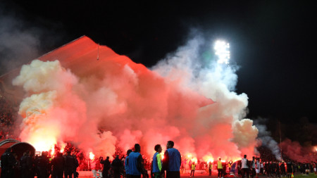 Мачът ЦСКА София - Лудогорец бе прекъсван на няколко пъти заради димки и факли от публиката на домакините на стадион 