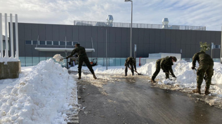 Военни разчистват сняг край болница в Мадрид.