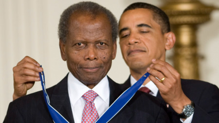 Барак Обама награждава Сидни Поатие с Президентския медал на свободата за 2009 г., най-високото гражданско отличие на Америка.
