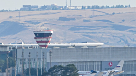 Самолети, за които се смята, че превозват затворници, идващи от Русия, пристигаj на летището в Анкара, 1 август 2024 г.