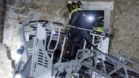 Пожарникари участваха в спасителната операция.