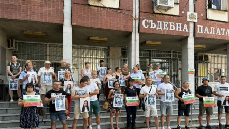 Час преди началото на децоло за убийството на Сияна край с. Телиш пред Съдебната палата в Плевен се събраха граждани на протест с искане за справедливост.
