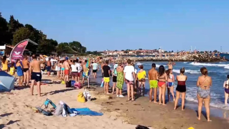 Спасители предотвратиха трагедия с групово удавяне на Южния плаж в Несебър миналия четвъртък