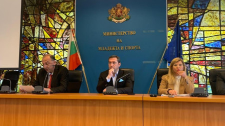 Красимир Инински (в средата) получи трети мандат.