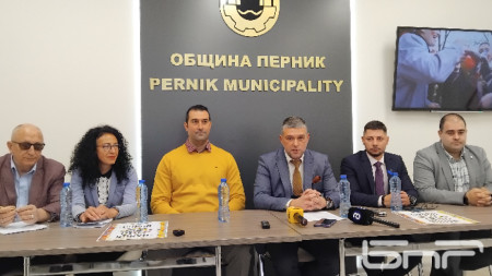 Зам.-кметът Стефан Кръстев / четвърти от ляво надясно/