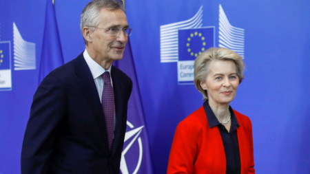 Председателката на ЕК Урсула фон дер Лайен (вдясно) и генералният секретар на НАТО Йенс Столтенберг