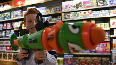 По Коледа рафтовете на британските магазини за играчки може да се окажат празни, а цените - високи, предупреждават специалисти в бранша.