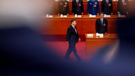 На 10 март Си Цзинпин положи клетва, с която започна безпрецедентен трети 5-годишен мандат като президент на Китай.