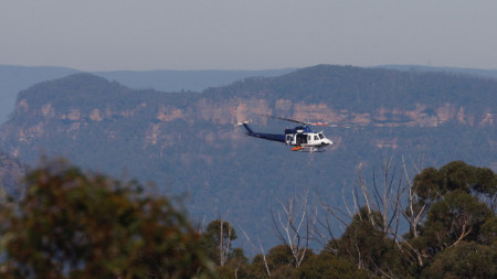 Полицейски хеликоптер в спасителна акция в Сините планини, Нов Южен Уелс, Австралия