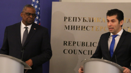 Министърът на отбраната на САЩ Лойд Остин (вляво) и министър-председателят на България Кирил Петков