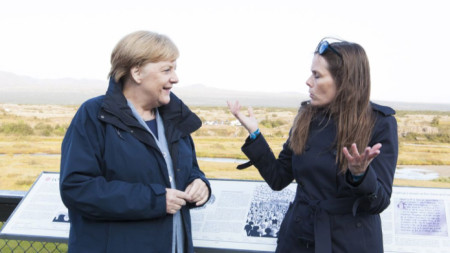 Германският канцлер Ангела Меркел и премиерът на Исландия Катрин Якобсдотир преди срещата на Северния съвет в Рейкявик.