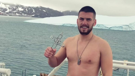Старши лейтенант Станислав Стефанов спаси Богоявленския кръст на Антарктида