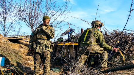 Украински войници на позиция край Бахмут